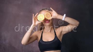 搞笑健身女在黑画室背景下摆出半个橘<strong>红色</strong>遮住眼睛的<strong>造型</strong>